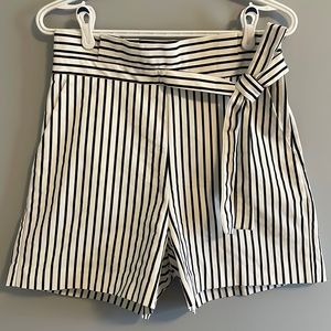 Dalia Tailored Paper Bag Waist Shorts (Dark Navy/Cream) size US 8